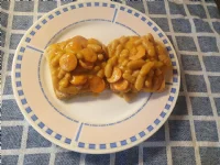 Fotografija recepta: Hitro kosilo na toastu s hrenovkami, ribanim sirom in s prebrancem iz pločevinke  