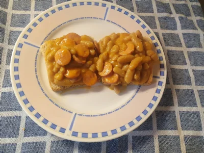 Hitro kosilo na toastu s hrenovkami, ribanim sirom in s prebrancem iz pločevinke  