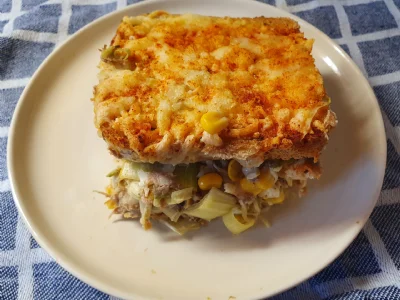 Toast sendviči na hitro z natrgano govedino v pečici