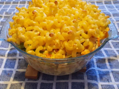 Makaronov narastek z zelenjavo in ribanim sirom