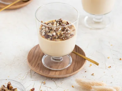 Karamelna panna cotta s karameliziranimi pekani