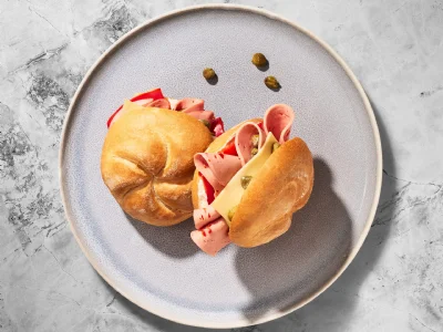 Sendvič s posebno salamo s papriko