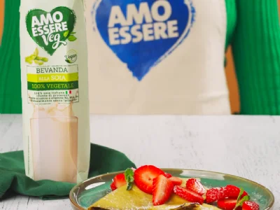 Palačinke s sojinim mlekom, polnjene z lešnikovim namazom gianduia in svežimi jagodami