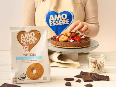 Torta s temnim čokoladnim moussom, jagodami in kokosom