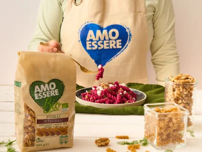 Fusilli s kremo iz rdeče pese, feta sirom, koprom in orehi