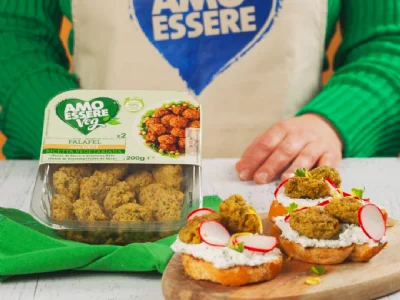 Kruhki s peno iz rikote, zelišč in limone, falafli in sladko-kislimi redkvicami