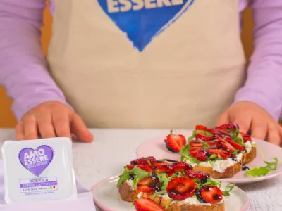 Zeliščni krostini z robiolo, rukolo, jagodami in redukcijo balzamičnega kisa