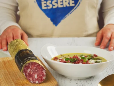 Kremna špargljeva juha, kisla smetana in popečeni koščki salame Felino