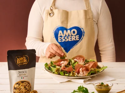 Mešana solata z lističi parmezana, pršutom in orehovim prelivom