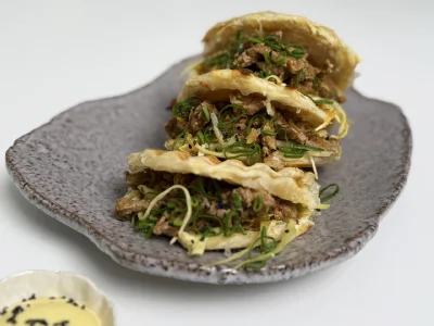 Grillita z bulgogi govedino, hitrim “kimčijem” in sezamovo majonezo