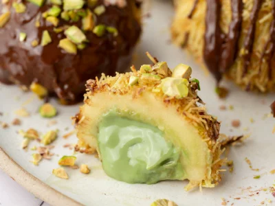 Pistacijevi cmoki s kadaifom in čokolado