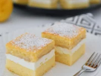 Fotografija recepta: Sočne skutine kocke s hruškami