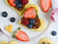 Fotografija recepta: Listnati srčki z jagodno in čokoladno kremo