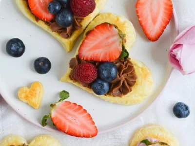 Listnati srčki z jagodno in čokoladno kremo