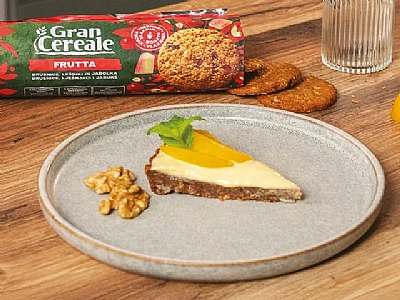 Tart iz polnozrnatih piškotov z breskvami