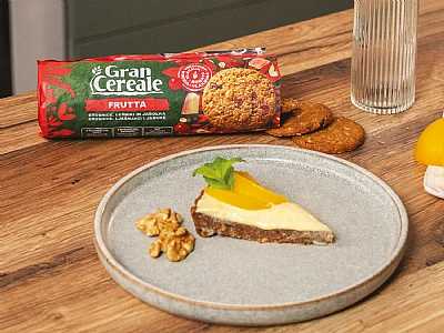 Tart iz polnozrnatih piškotov z breskvami