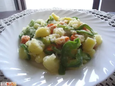 Spomladanska krompirjeva ponev