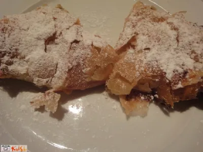 Sirov zavitek z rozinami v rimskem loncu