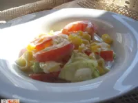 Fotografija recepta: Paradižnik in bučke v jogurtovi solati