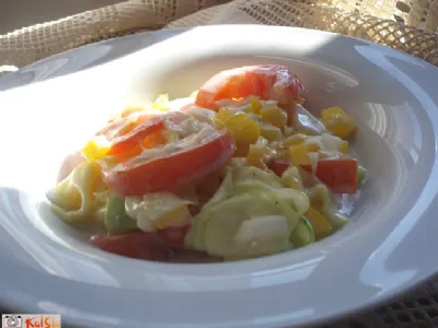 Paradižnik in bučke v jogurtovi solati