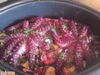 Fotografija recepta: Hobotnica pod peko z mladim krompirjem