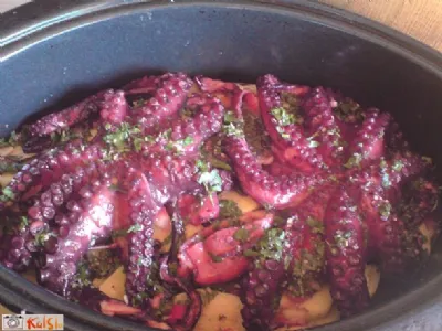 Hobotnica pod peko z mladim krompirjem