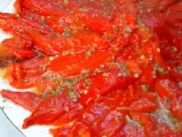 Fotografija recepta: Pečene paprike v solati