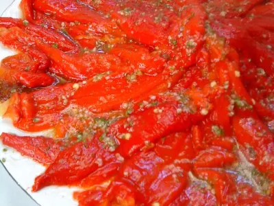 Pečene paprike v solati