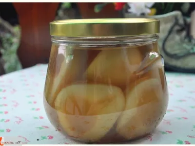 Vložene hruške v kompotu