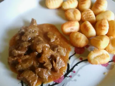 Goveji trakovi v omaki