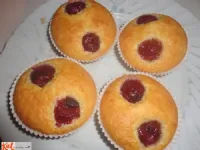 Fotografija recepta: Muffini s kokosom in višnjami