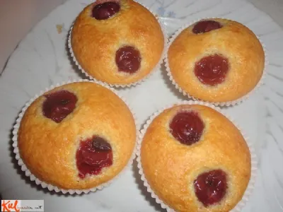 Muffini s kokosom in višnjami