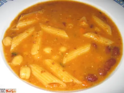 Fižolova juha s čičeriko, korenjem in testeninami