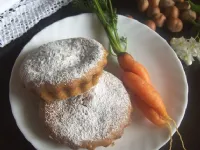 Fotografija recepta: Korenčkov biskvit z lešniki in rozinami