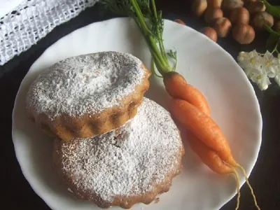 Korenčkov biskvit z lešniki in rozinami