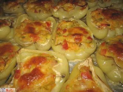 Paprike z zelenjavnim nadevom