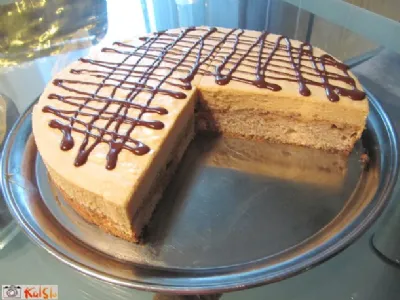 Orehova torta s karamelno kremo