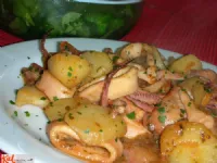 Fotografija recepta: Lignji s krompirjem v pečici