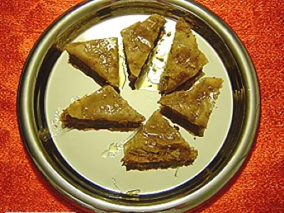 Baklava (začinjena, z več oreški in sezamom)