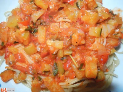 Paradižnikova omaka z bučkami