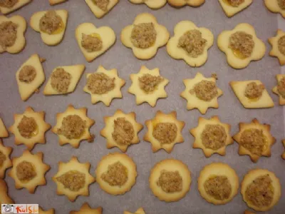 Keksi z orehovim nadevom