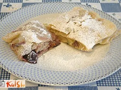 Zavitek z jabolki in slivami