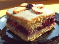 Fotografija recepta: Bele kocke z gozdnimi sadeži