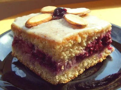 Bele kocke z gozdnimi sadeži