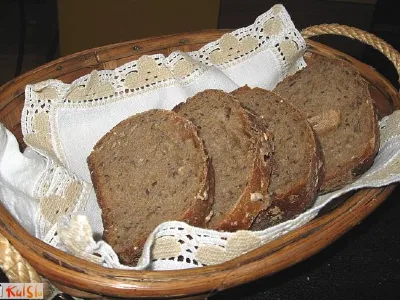 Zelo rahel polnozrnat kruh s semeni  v kruhomatu