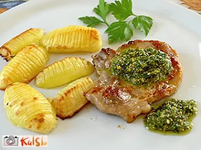 Kotlet s pistacijo in krompirjevimi hrbti