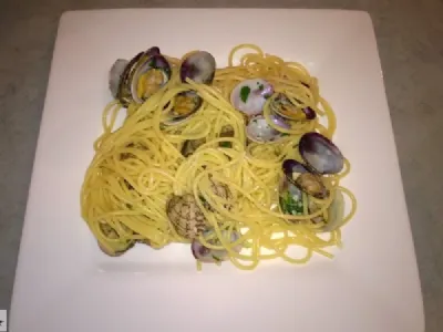 Špageti z vongolami (spagi vongole)