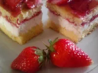 Fotografija recepta: Biskvitne rezine z jagodami