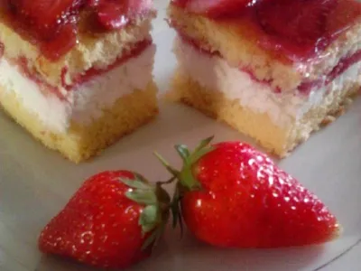 Biskvitne rezine z jagodami