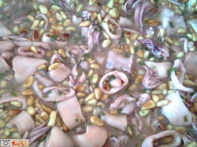 Lignji v pečici z balzamičnim kisom in pinjolami